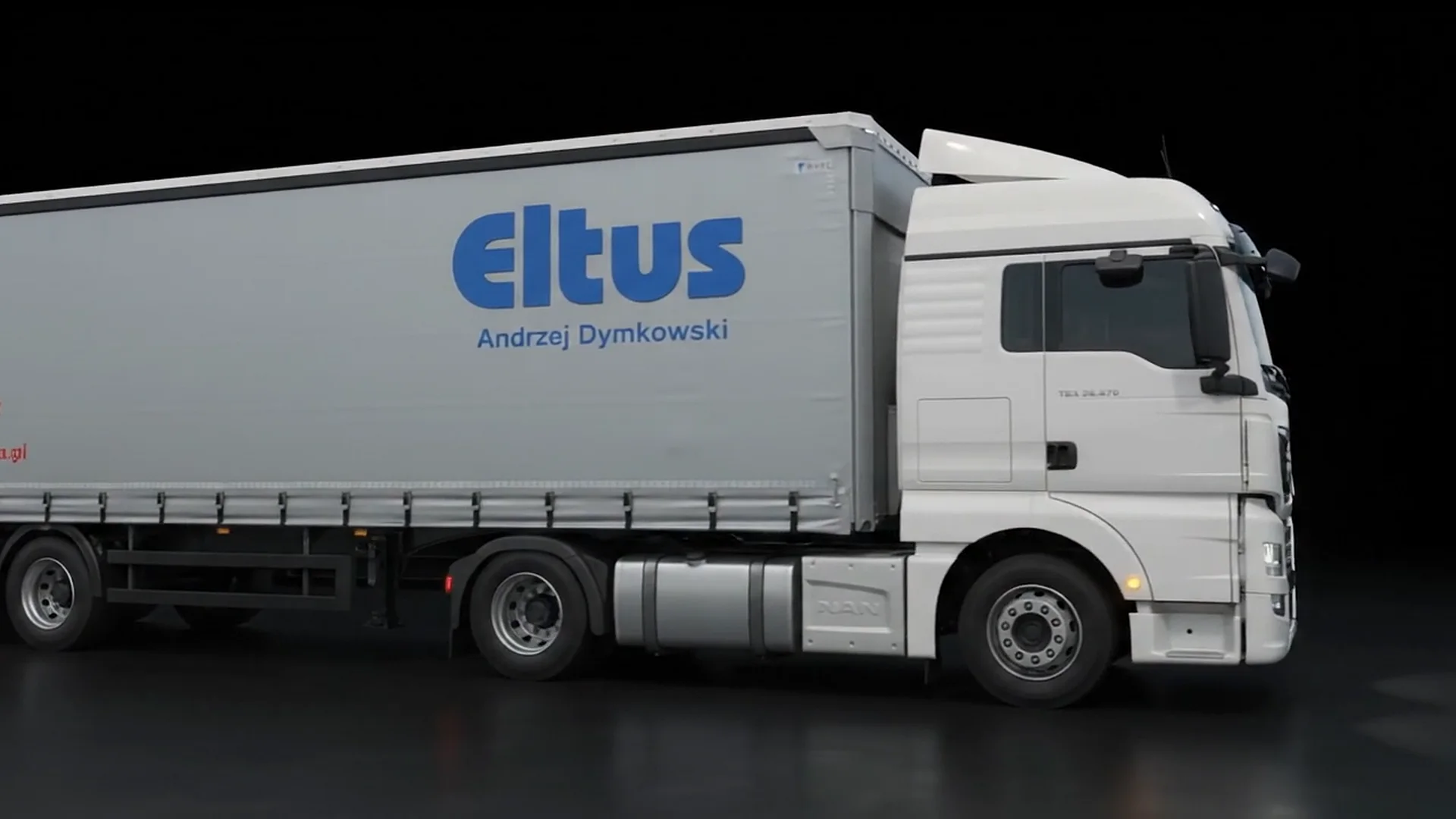 MAN TGX ELTUS z naczepą firanową – widok z boku